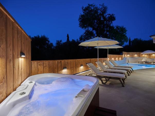 Galadriel Villa With Private Pool & Jacuzzi Kato Yerakarion エクステリア 写真